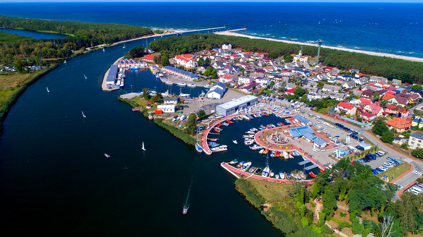 Dziwnów aus der Vogelperspektive – Wasser, Strand und Grün griffbereit.